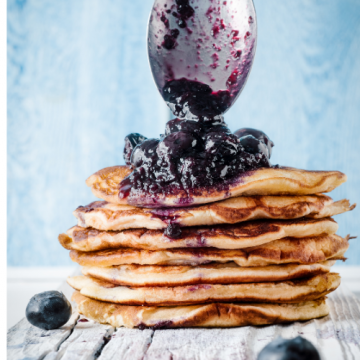 Bourgondisch limburg blauwe bessen dessert saus pannenkoek